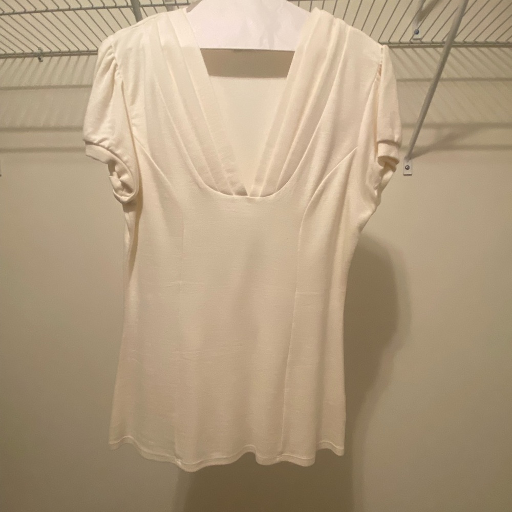 Beige tunic style shirt that accentuates and flatters at the same time.